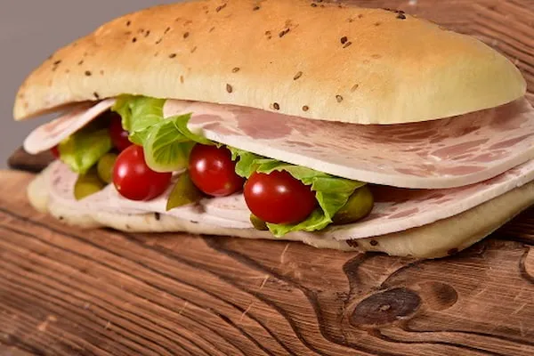 قیمت خرید ساندویچ آماده ژامبون مرغ + طرز تهیه